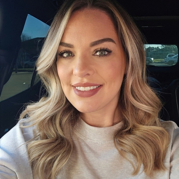 Meet your Posher, Courtney - Picture 4 of 4